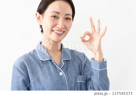 パジャマを着ている女性 ライフスタイルイメージ パジャマを着ている女性 ライフスタイルイメージ 137595373