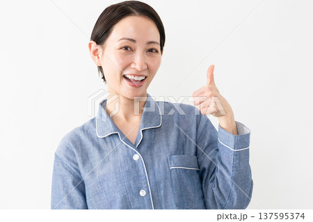 パジャマを着ている女性　ライフスタイルイメージ 137595374