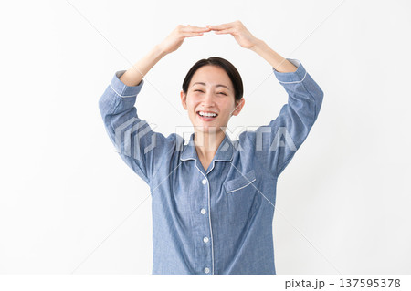 パジャマを着ている女性　ライフスタイルイメージ 137595378