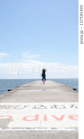 海と走る麦わら帽子の女性 海と走る麦わら帽子の女性 137595405