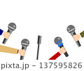 マイクを向けるたくさんの手 137595826