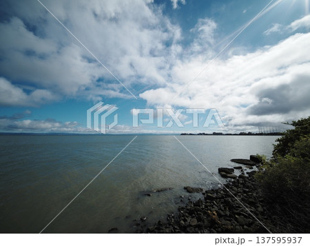 透明感のある海と雲の景色 透明感のある海と雲の景色 137595937