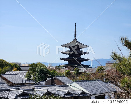 京都東山の街並みと法観寺 八坂の塔 137596065