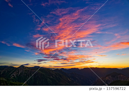 北アルプス・双六岳から見る朝焼け雲と鷲羽岳から燕岳の稜線 137596722