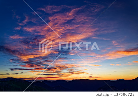 北アルプス・双六岳から見る朝焼け空と餓鬼岳から燕岳稜線 137596725