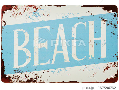 白背景に切り抜かれたヴィンテージ風の「BEACH」ロゴ入りブリキ看板 137596732