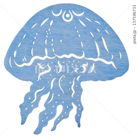 白背景に切り抜かれた装飾的な水色の木製のクラゲ型オブジェ 137596733