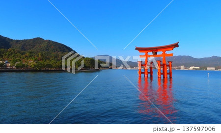 【広島県】改修工事後の日本三景安芸の宮島の大鳥居 【広島県】改修工事後の日本三景安芸の宮島の大鳥居 137597006