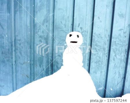 雪だるま、かわいい、寒い、ゆきだるま、自然、スノーマン、白、コピースペース、可愛い 137597244