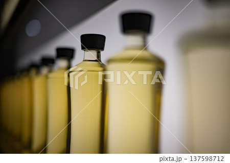 ウイスキー　ジャパニーズウイスキー　酒　蒸溜所　スピリッツ　焼酎　熟成　瓶　ドリンク 137598712