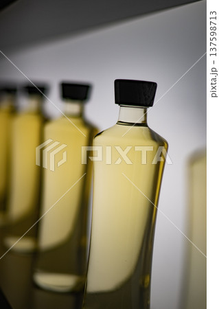 ウイスキー　ジャパニーズウイスキー　酒　蒸溜所　スピリッツ　焼酎　熟成　瓶　ドリンク 137598713