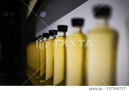 ウイスキー　ジャパニーズウイスキー　酒　蒸溜所　スピリッツ　焼酎　熟成　瓶　ドリンク 137598727