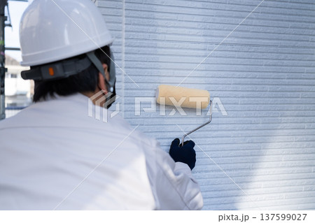 外壁塗装の下地を塗る男性作業員 137599027