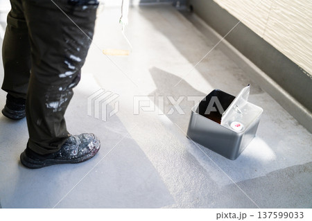 ベランダの防水塗装メンテナンス:長柄ローラーで防水材を塗布する作業員 手元 ベランダの防水塗装メンテナンス:長柄ローラーで防水材を塗布する作業員 手元 137599033