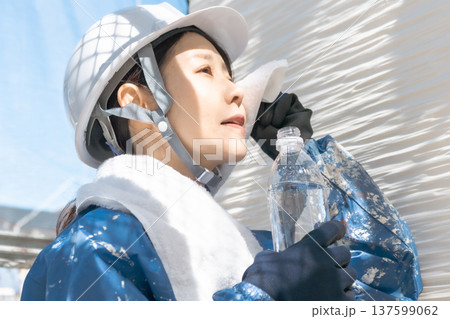 タオルで汗を拭く工事現場作業員 タオルで汗を拭く工事現場作業員 137599062