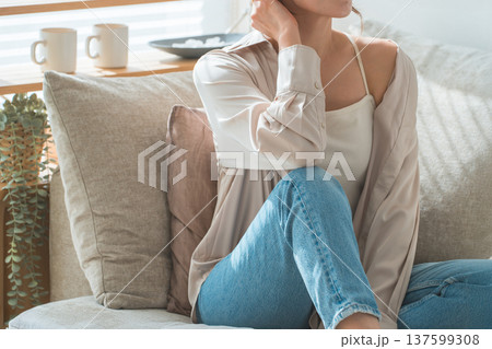 リビングのソファでリラックスするおしゃれな主婦のアジア人女性 リビングのソファでリラックスするおしゃれな主婦のアジア人女性 137599308