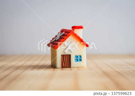 リフォームが必要なボロボロの家 中古住宅や空き家のイメ-ジ素材 リフォームが必要なボロボロの家 中古住宅や空き家のイメ-ジ素材 137599623
