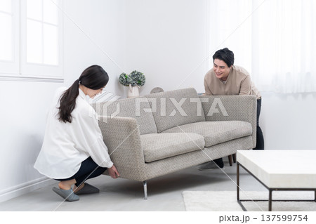 引越しで家具を移動する夫婦 引越しで家具を移動する夫婦 137599754