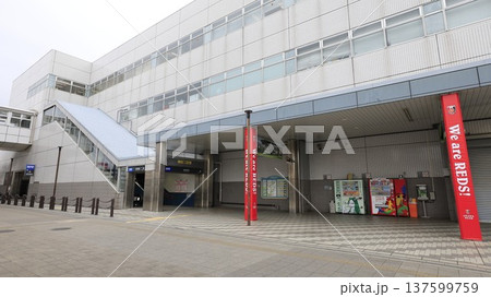 埼玉高速鉄道の浦和美園駅、3番出口(東側)から見た駅舎 埼玉高速鉄道の浦和美園駅、3番出口(東側)から見た駅舎 137599759