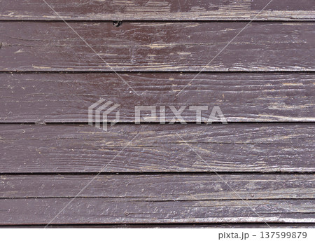 茶色のペンキで塗った古い木の板の背景素材 茶色のペンキで塗った古い木の板の背景素材 137599879