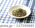 白い小皿に入れたオレガノ 137599885