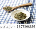 白い小皿に入れたオレガノ 137599886