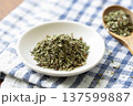 白い小皿に入れたオレガノ 137599887