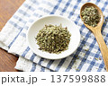 白い小皿に入れたオレガノ 137599888