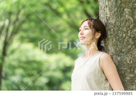 森の中で森林浴する女性(深呼吸,デトックス,ボタニカル) 137599985