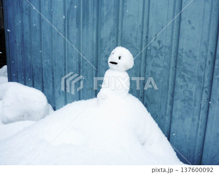 冬、雪だるま、雪、雪景色、寒い、積雪、冬景色、風景、屋外、日本、自然、降雪 137600092