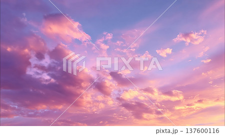 ピンクと紫の空と雲 137600116