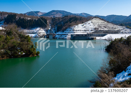 殿ダムの因幡万葉湖　鳥取県鳥取市国府町殿 137600207