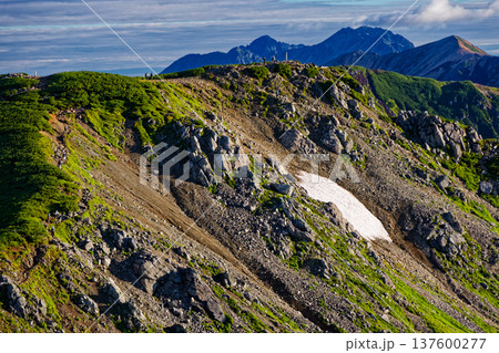 北アルプス・双六岳稜線から見る三俣蓮華岳と立山・赤牛岳 137600277