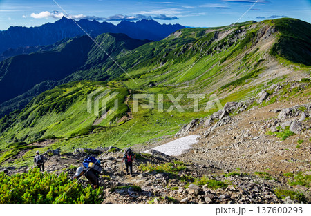 北アルプス・三俣蓮華岳稜線を行く登山者と槍・穂高連峰 北アルプス・三俣蓮華岳稜線を行く登山者と槍・穂高連峰 137600293