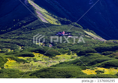 北アルプス・三俣蓮華岳から見る三俣山荘 137600295