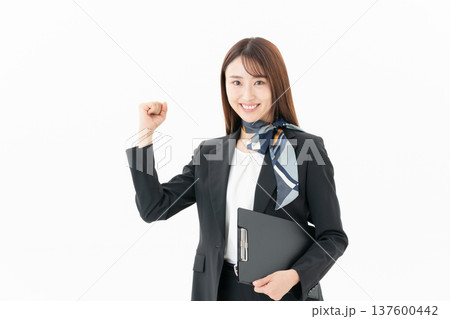 白バックの若い女性コンシェルジュ 白バックの若い女性コンシェルジュ 137600442