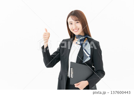白バックの若い女性コンシェルジュ 白バックの若い女性コンシェルジュ 137600443