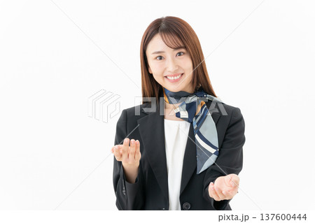白バックの若い女性コンシェルジュ 白バックの若い女性コンシェルジュ 137600444