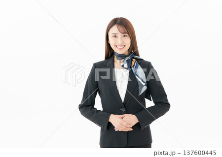白バックの若い女性コンシェルジュ 白バックの若い女性コンシェルジュ 137600445