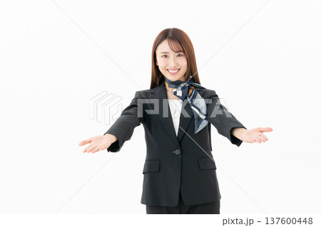 白バックの若い女性コンシェルジュ 137600448