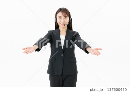 白バックの若い女性オペレーター 137600450