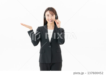 白バックの若い女性オペレーター 137600452