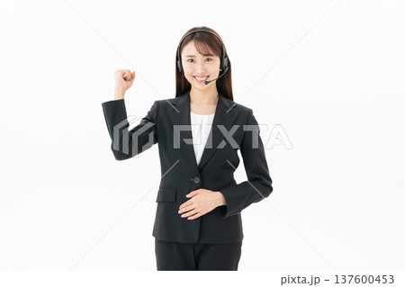 白バックの若い女性オペレーター 137600453