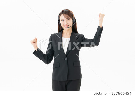 白バックの若い女性オペレーター 白バックの若い女性オペレーター 137600454