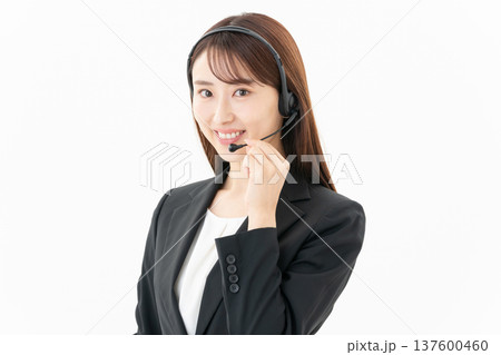 白バックの若い女性オペレーター 137600460