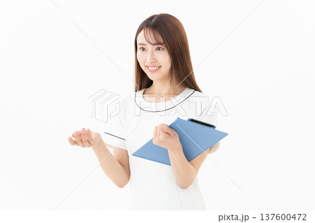 白バックの若い女性エステティシャン 137600472