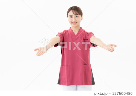 白バックの若い女性の医者 白バックの若い女性の医者 137600480