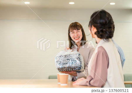 会議で出される仕出し弁当・福利厚生・ケータリング・デリバリー・社員食堂・社内カフェ・食事委託 137600521