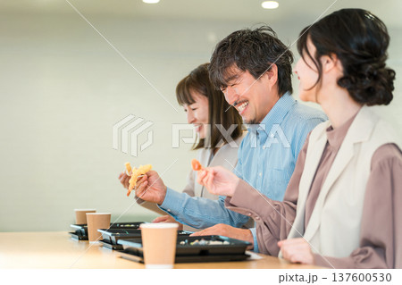 社員食堂でランチ・仕出し弁当・デリバリー・ケータリングの弁当を食べる男女(福利厚生) 社員食堂でランチ・仕出し弁当・デリバリー・ケータリングの弁当を食べる男女(福利厚生) 137600530