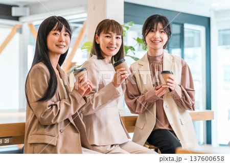 会社,オフィスでコーヒを飲みながら談笑するビジネスマンとビジネスウーマン 会社,オフィスでコーヒを飲みながら談笑するビジネスマンとビジネスウーマン 137600658